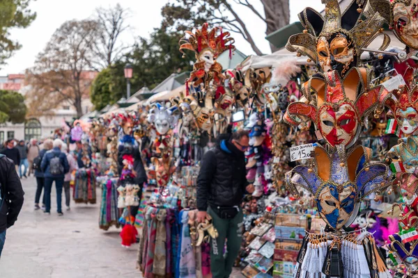 Venezia Aprile 2022 Varietà Maschere Veneziane Tradizionali Vendute Uno Stand — Foto Stock