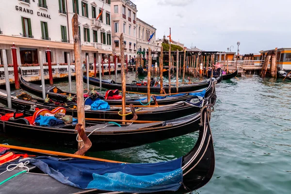 Venice Italy April 2022 Gondolas Ancient Canals Venice Veneto Italy — Stock Photo, Image