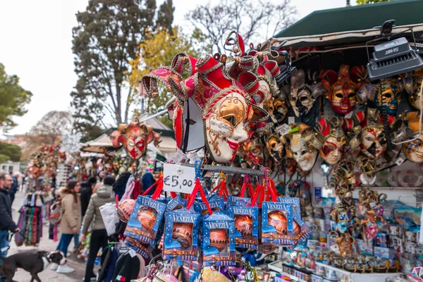 Veneza Itália Abril 2022 Variedade Máscaras Tradicionais Venezianas Vendidas Quiosque — Fotografia de Stock