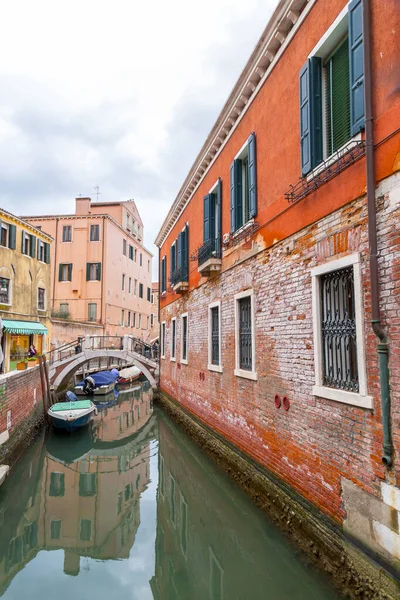 Venecia Italia Abril 2022 Hermosos Canales Edificios Venecianos Tradicionales Venecia —  Fotos de Stock