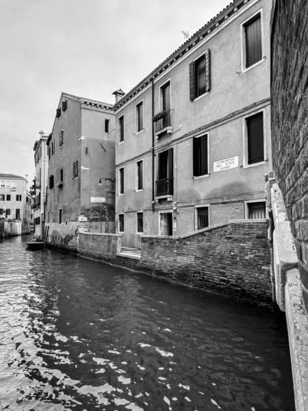 意大利威尼斯 2022年4月2日 意大利东北部威尼斯美丽的运河和威尼斯传统建筑 — 图库照片