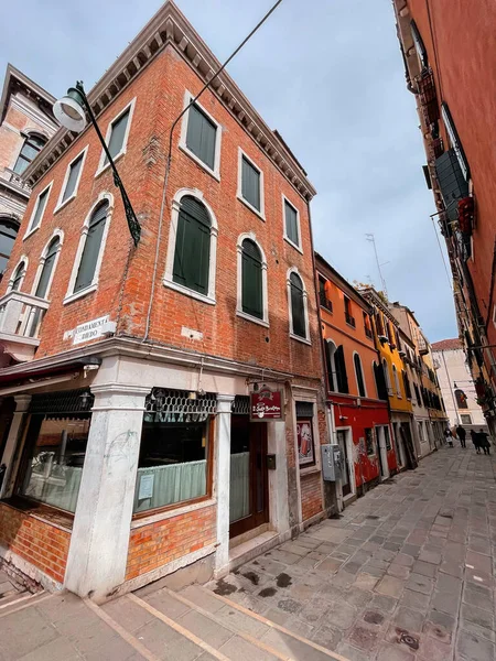 ヴェネツィア イタリア 2022年4月2日 ヴェネツィアの典型的な建築とイタリアからの通りの景色 — ストック写真