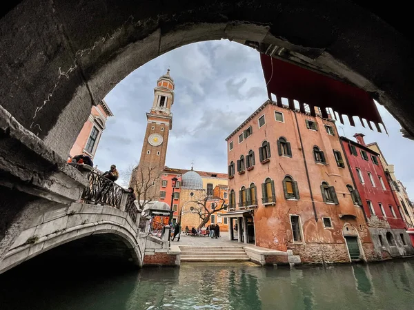 Βενετία Ιταλία Απριλίου 2022 Ρολόι Και Καμπαναριό Της Εκκλησίας Των — Φωτογραφία Αρχείου