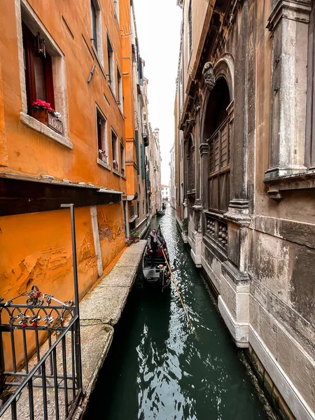 Βενετία Ιταλία Απριλίου 2022 Γόνδολες Στα Αρχαία Κανάλια Της Βενετίας — Φωτογραφία Αρχείου