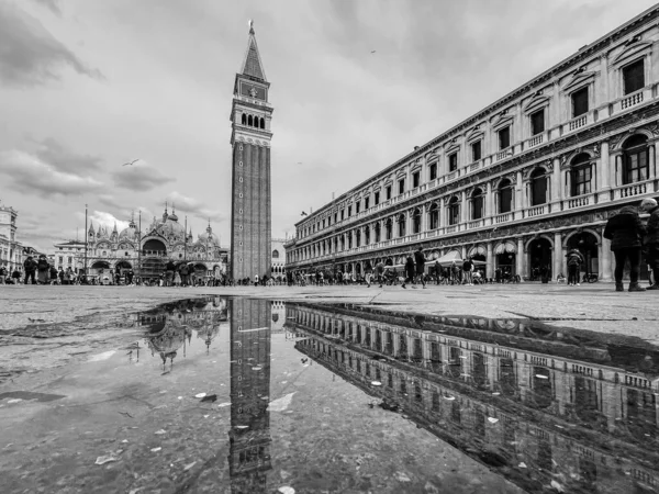 意大利威尼斯 2022年4月2日 意大利威尼斯圣马克广场 Mark Square 或圣马可广场 Piazza San Marco 的历史地标和行人 — 图库照片