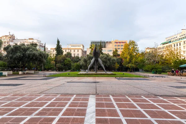 2021年11月27日 希腊雅典 雅典历史中心Klathmonos广场三座相互交织的雕像的印象派纪念碑青铜雕塑 — 图库照片