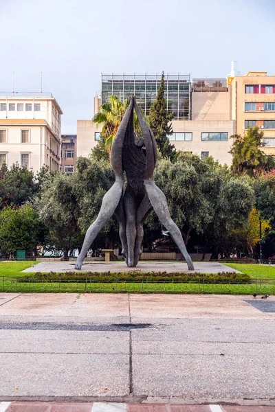 Αθήνα Ελλάδα Νοεμβρίου 2021 Ιμπρεσιονιστική Μνημειακή Χαλκοπλαστική Τριών Συνυφασμένων Μορφών — Φωτογραφία Αρχείου