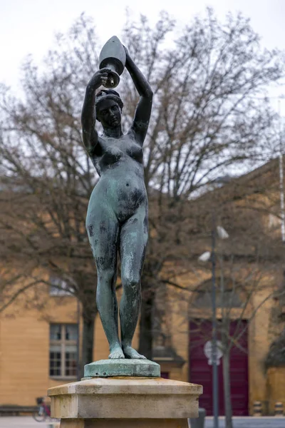 フランス メスにあるラ ニンフの泉のブロンズ像 — ストック写真