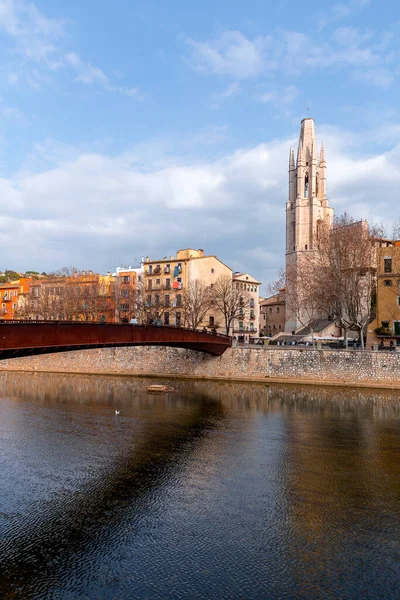 Girona Katalánsko Španělsko Feb 2022 Pohled Město Budovy Kolem Řeky — Stock fotografie