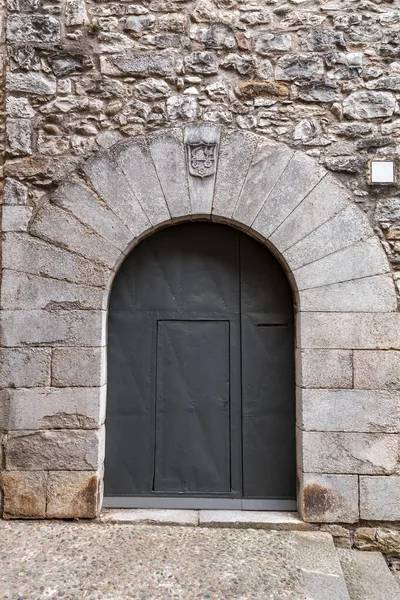 Girona Katedrali Nin Detayları Çivili Metal Kapılı Kadim Kemerli Kapı — Stok fotoğraf