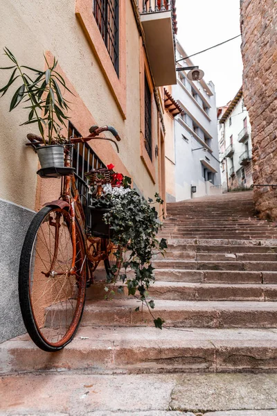 스페인의 카탈루냐 북부에 지로나 마을의 아름다운 거리들 건물들 계단들 — 스톡 사진