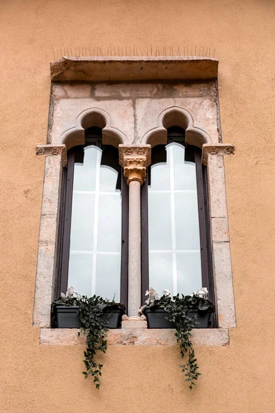 典型的窗口细节来自西班牙加泰罗尼亚吉罗纳的传统建筑 — 图库照片