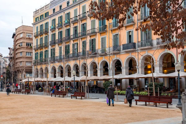 ジローナ カタルーニャ スペイン 2022年2月12日 プラサ インデペンシアは カタルーニャ建築遺産の目録に含まれるジローナの自治体の公共広場です — ストック写真