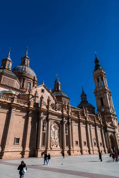 サラゴサ スペイン 2022年2月14日 柱の聖母大聖堂は スペイン アラゴン州サラゴサのエブロ川によるローマカトリック教会です — ストック写真