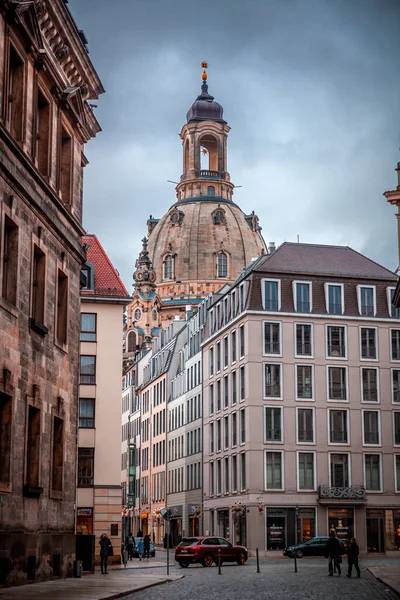 德国德累斯顿 2021年12月19日 德国萨克森德累斯顿老城Neumarkt的Frauenkirche 巴洛克式建筑是欧洲最大的圆顶之一 — 图库照片