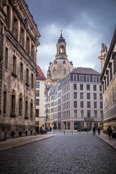 ドレスデン ドイツ 2021年12月19日 ドイツのザクセン州ドレスデンの旧市街 ノイマルクトにあるFrauenkirche バロック様式の構造は ヨーロッパ最大のドームの1つを備えています — ストック写真