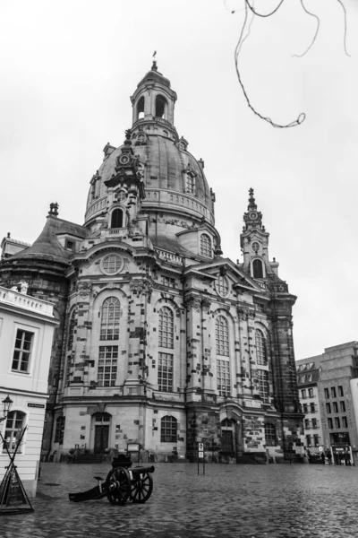 ドレスデン ドイツ 2021年12月19日 ドイツのザクセン州ドレスデンの旧市街 ノイマルクトにあるFrauenkirche バロック様式の構造は ヨーロッパ最大のドームの1つを備えています — ストック写真