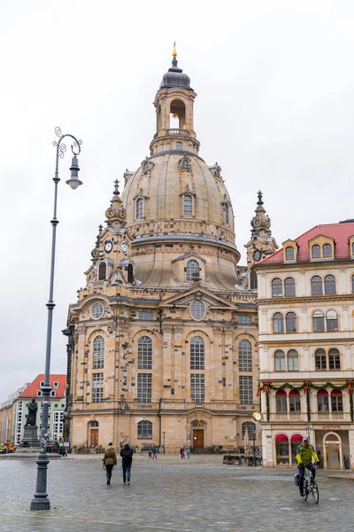 德国德累斯顿 2021年12月19日 德国萨克森德累斯顿老城Neumarkt的Frauenkirche 巴洛克式建筑是欧洲最大的圆顶之一 — 图库照片