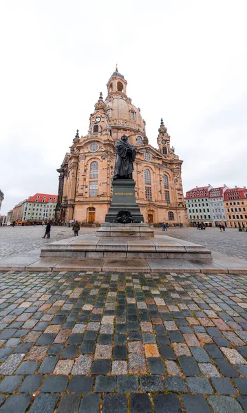 德国德累斯顿 2021年12月19日 路德雕像在德国萨克森德累斯顿老城Neumarkt的Frauenkirche前 — 图库照片