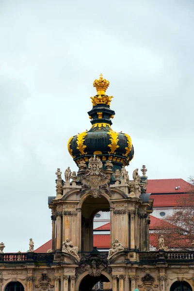ドレスデン ドイツ 2021年12月19日 ドイツのザクセン州の首都ドレスデンの旧市街にあるレジデンツショロスの黄金の装飾が施された王冠の門 — ストック写真