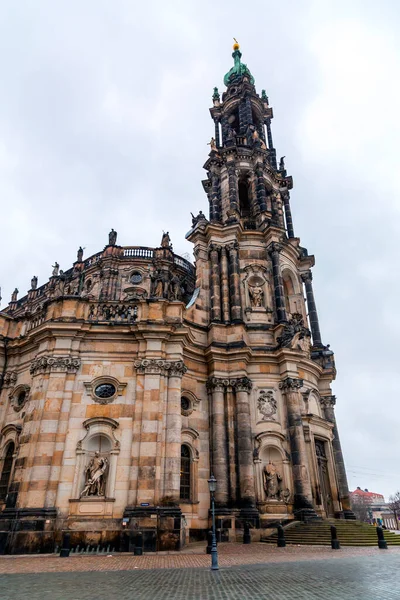 ドレスデン ドイツ 2021年12月19日 ドイツ ドレスデンの旧市街にあるカトリッシ ホフキルシュの聖三位一体大聖堂の外観 — ストック写真