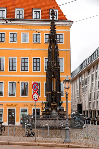 ドレスデン ドイツ 2021年12月19日 ノイマルクトは中心部と文化的に重要なセクションであり ドイツのザクセン州ドレスデンの中央広場です — ストック写真