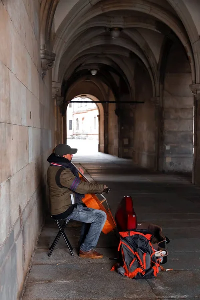 2021年12月19日 德国德累斯顿 德累斯顿街头演奏大提琴的年轻男性音乐家 — 图库照片