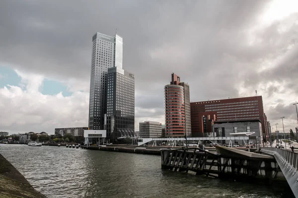 Rotterdam Holanda Outubro 2021 Torres Negócios Modernas Localizadas Torno Margem — Fotografia de Stock