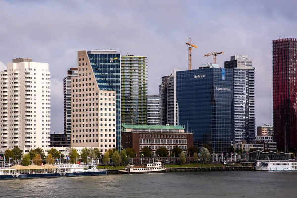 2021年10月6日 荷兰鹿特丹 位于荷兰鹿特丹Nieuwe Maas河畔的现代商业塔 — 图库照片
