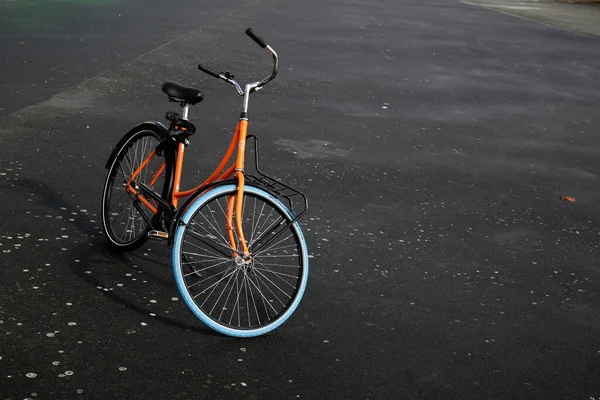 Rotterdam Ott 2021 Bicicletta Arancione Parcheggiata Asfalto Bagnato Nero Modo — Foto Stock
