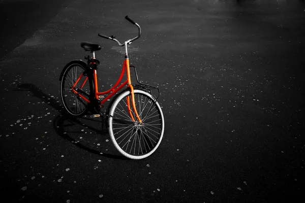 Bicicletta Arancione Parcheggiata Asfalto Bagnato Nero Modo Trasporto Rotterdam Paesi — Foto Stock