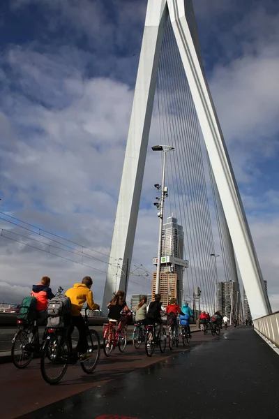 Ρότερνταμ Oct 2021 Νέοι Φοιτητές Οδηγούν Ποδήλατο Στη Γέφυρα Erasmus — Φωτογραφία Αρχείου