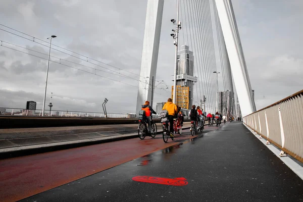 Ρότερνταμ Oct 2021 Νέοι Φοιτητές Οδηγούν Ποδήλατο Στη Γέφυρα Erasmus — Φωτογραφία Αρχείου