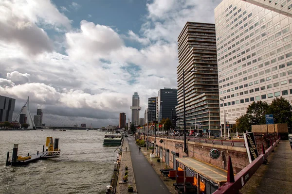 Rotterdam Holandia Października 2021 Nowoczesne Wieże Gospodarcze Położone Nad Brzegiem — Zdjęcie stockowe