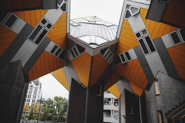 荷兰鹿特丹 2021年10月6日 Cube House 荷兰语 Kubuswoningen 是由Piet Blom设计的一套新颖的鹿特丹住宅公寓 — 图库照片