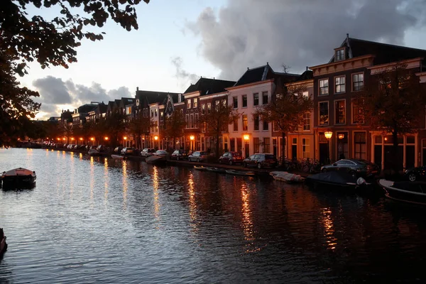 Leiden Netherlands October 2021 View Beautiful Canals Leiden Evening Leiden — Stock Photo, Image