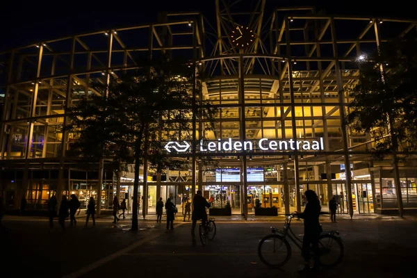 Leiden Oktober 2021 Utsikt Över Leidens Centralstation Natten Nederländerna — Stockfoto