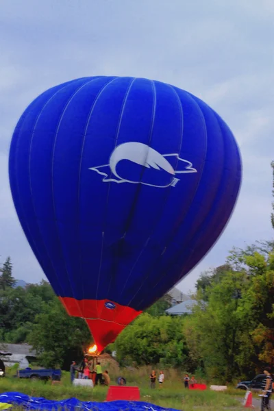 Niebieski gorąco ait balon gotowy do latania — Zdjęcie stockowe