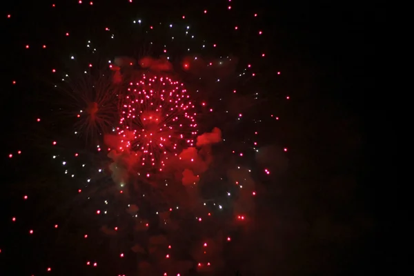 Feuerwerk der Feierlichkeiten am schwarzen Himmel — Stockfoto