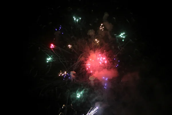 Brillo de fuegos artificiales de celebración en el cielo negro —  Fotos de Stock