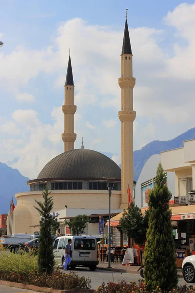 Mavi gökyüzü karşı iki yüksek Kuleli cami — Stok fotoğraf