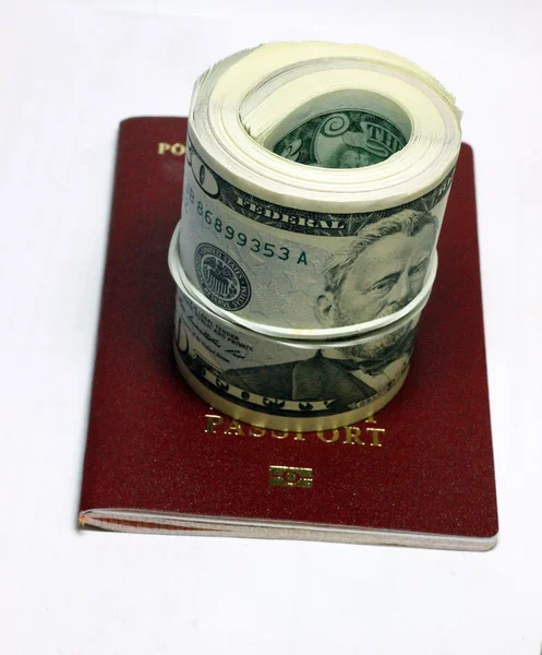 Montón de dólares estadounidenses de papel sobre el pasaporte rojo —  Fotos de Stock