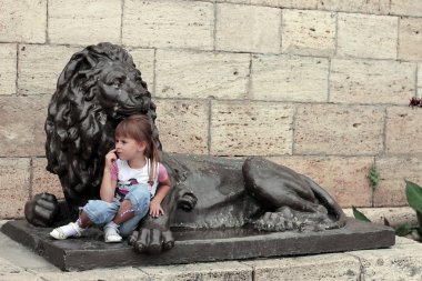 Aslan proval göl ve küçük kız