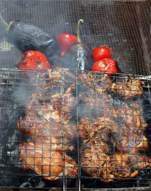 bir domates ve patlıcan ızgara tavuk