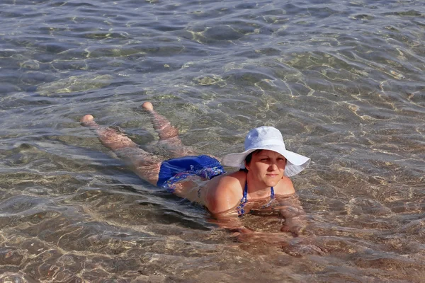 Vrouw opleggen aan de kust van de rode zee — Stockfoto