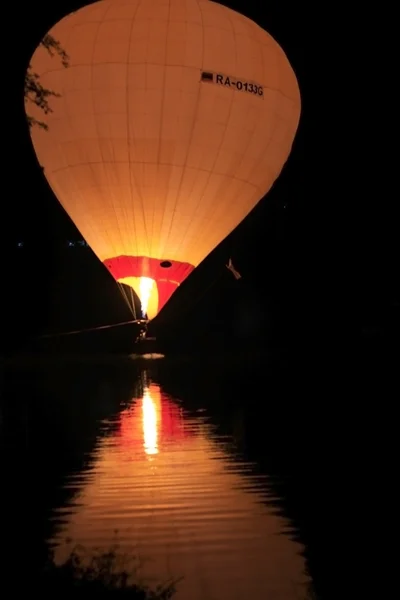 Balão de ar quente pouso no lago — Fotografia de Stock
