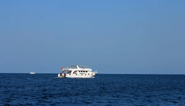白い船が赤い海によって移動 — ストック写真