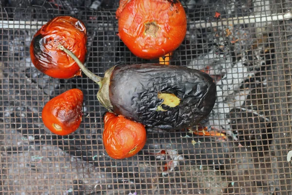 Tomate grelhado e berinjela na fogueira — Fotografia de Stock