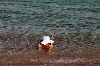 Kızıl Deniz Sahil üzerinde döşeme kadın