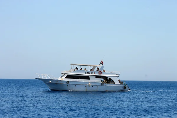 Λευκό πλοίο κινείται από την Ερυθρά θάλασσα — Φωτογραφία Αρχείου